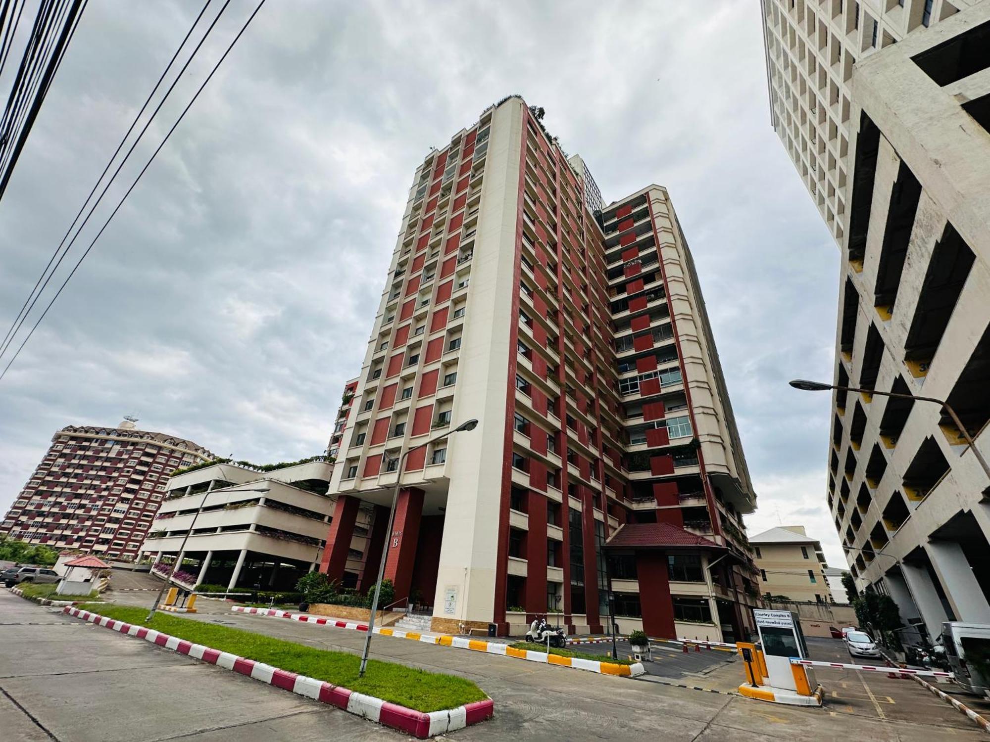 Country Complex Bangna Aparthotel Bangkok Bagian luar foto