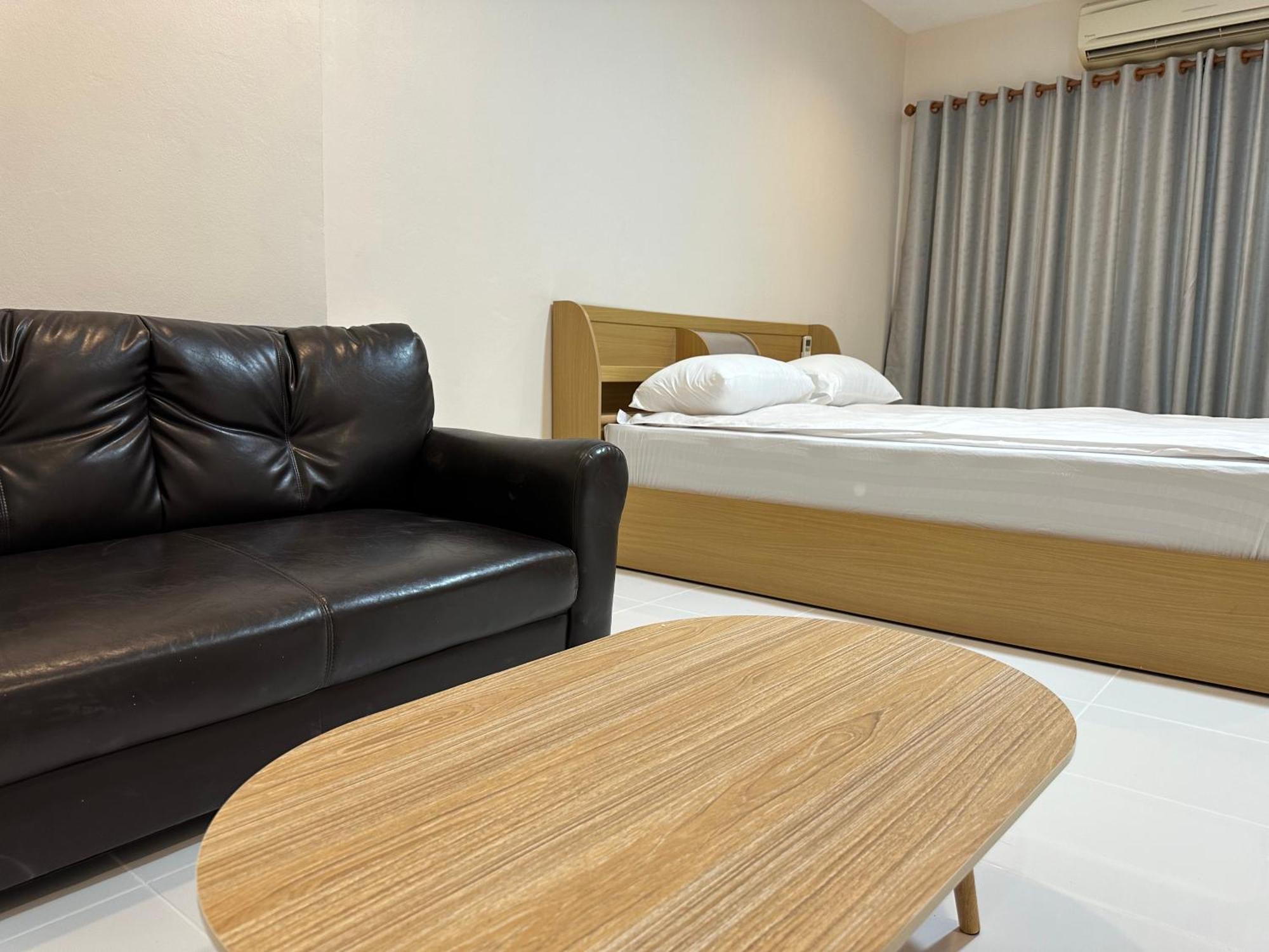 Country Complex Bangna Aparthotel Bangkok Bagian luar foto