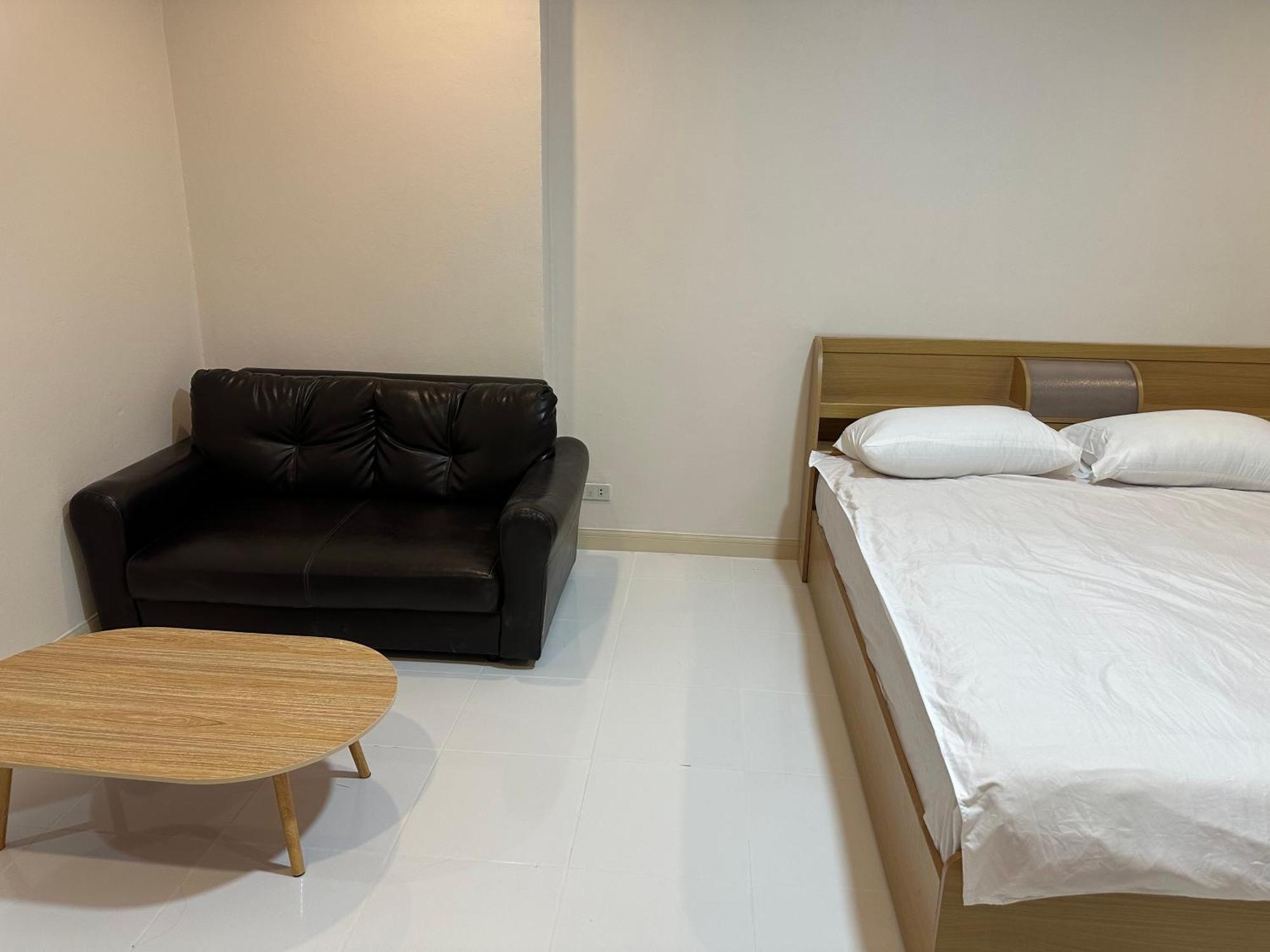 Country Complex Bangna Aparthotel Bangkok Bagian luar foto