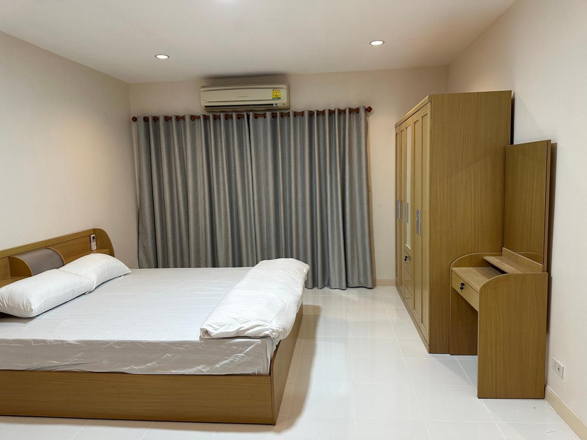 Country Complex Bangna Aparthotel Bangkok Bagian luar foto