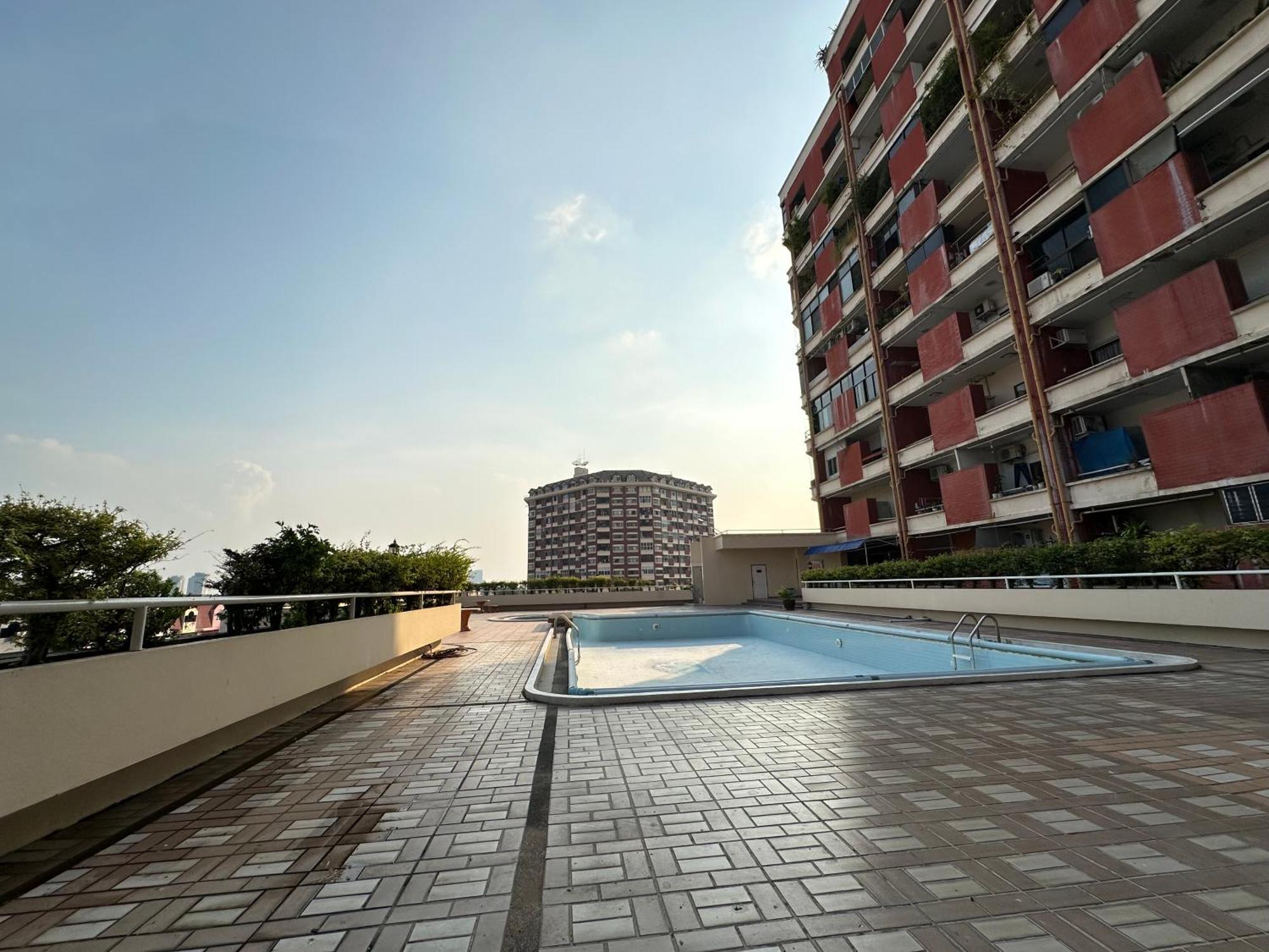 Country Complex Bangna Aparthotel Bangkok Bagian luar foto