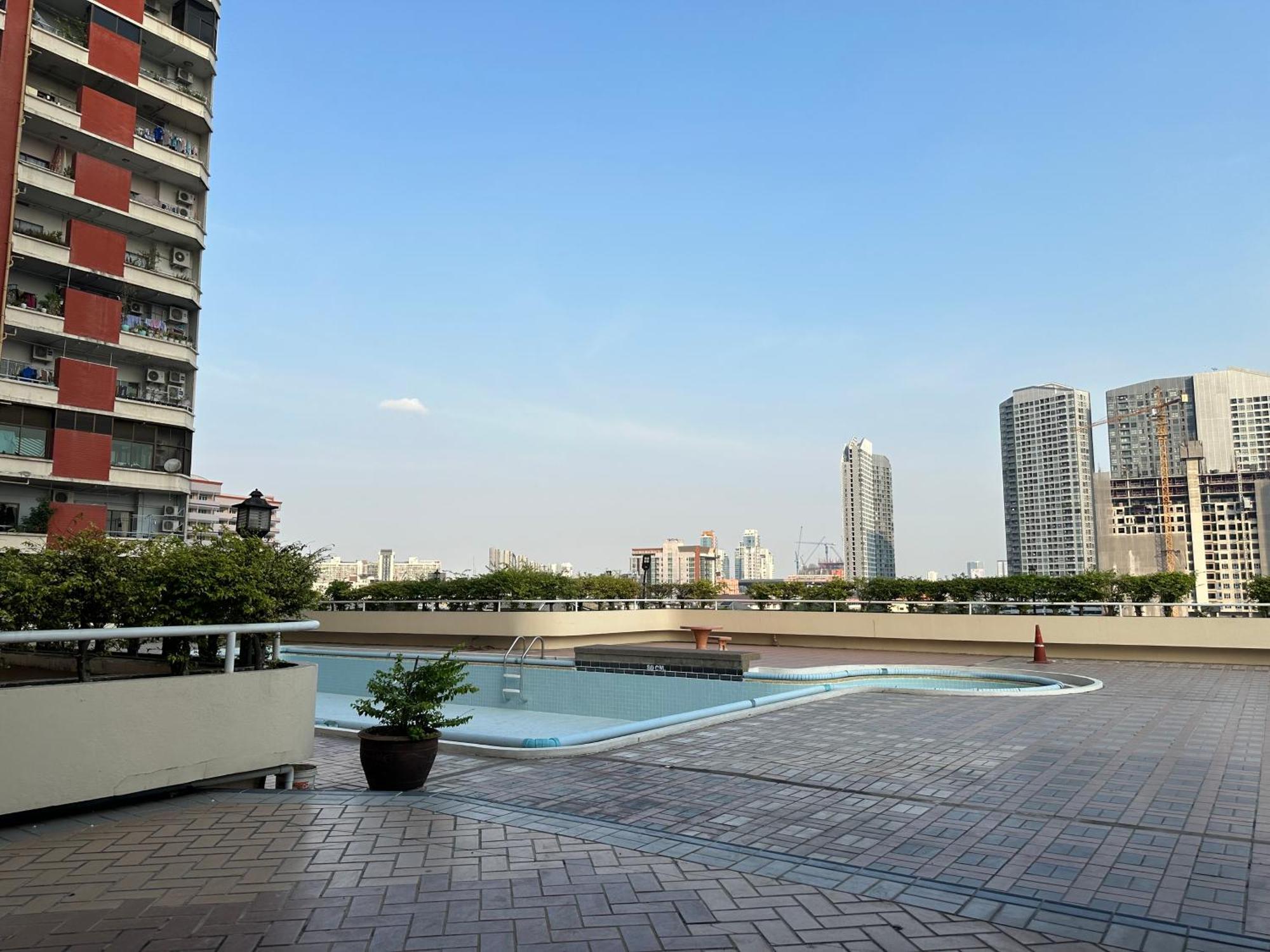 Country Complex Bangna Aparthotel Bangkok Bagian luar foto
