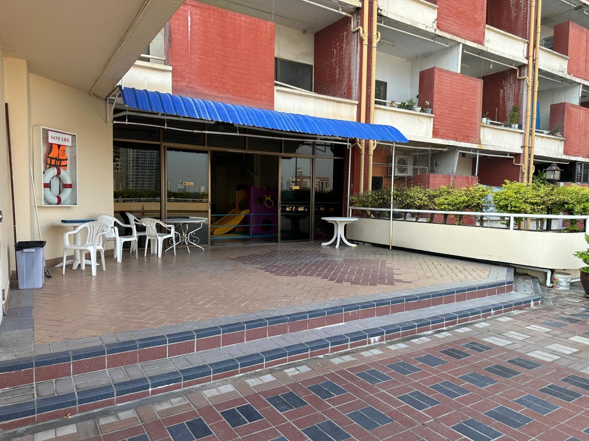 Country Complex Bangna Aparthotel Bangkok Bagian luar foto