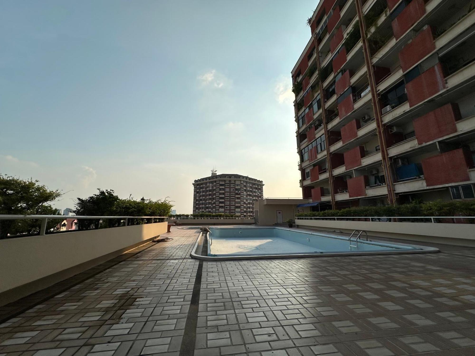 Country Complex Bangna Aparthotel Bangkok Bagian luar foto
