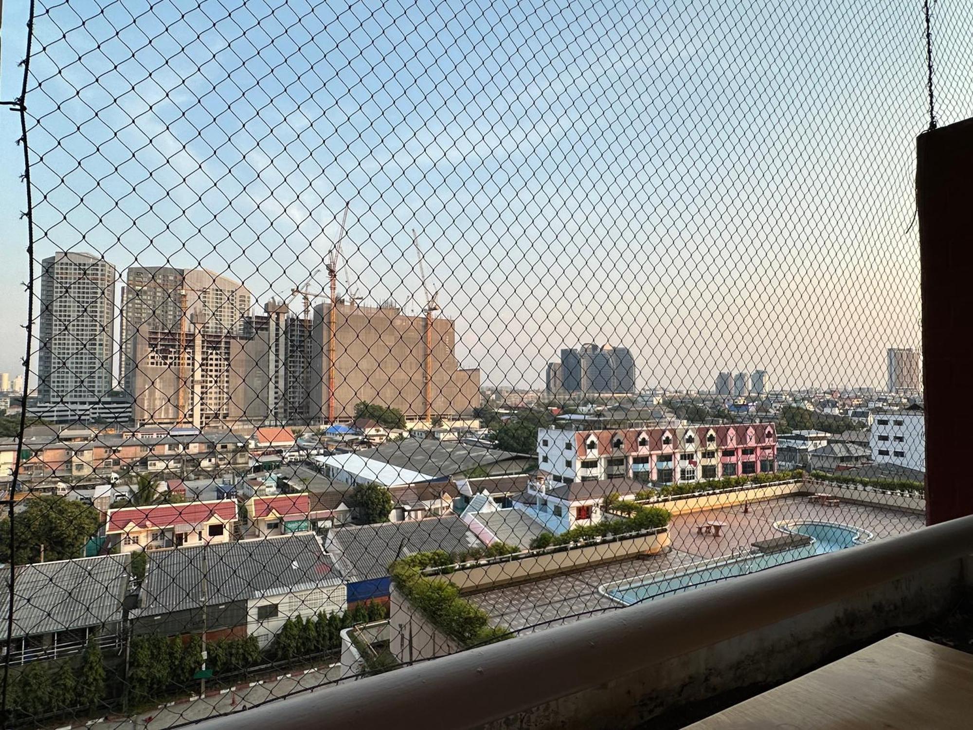 Country Complex Bangna Aparthotel Bangkok Bagian luar foto
