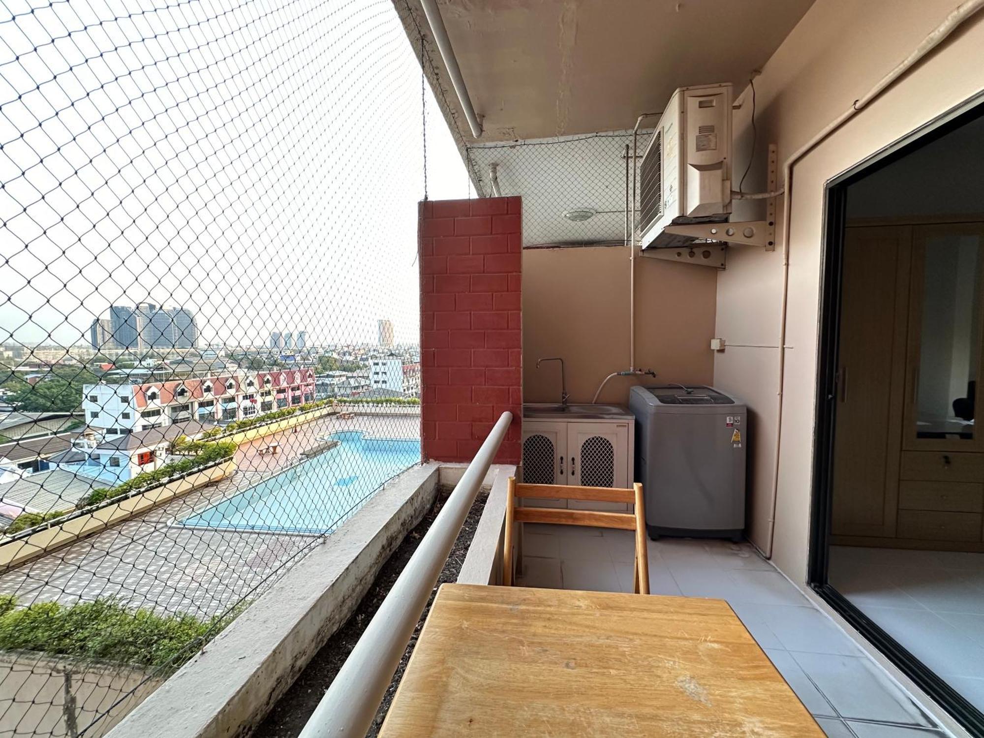 Country Complex Bangna Aparthotel Bangkok Bagian luar foto